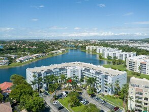 10700 NW 66th St in Doral, FL - Foto de edificio - Building Photo