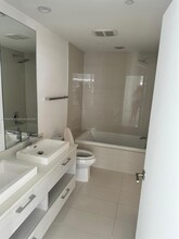 45 SW 9th St, Unit 3407 in Miami, FL - Building Photo - Building Photo