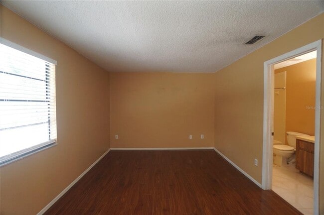 10049 Lake Oak Cir in Tampa, FL - Building Photo - Building Photo