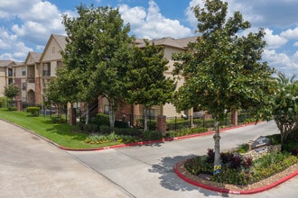 Lakeshore Villas in Humble, TX - Foto de edificio - Building Photo