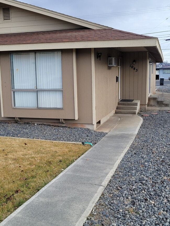 property at 1043 W Rose Ave