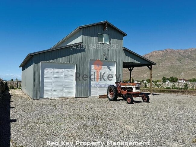 property at 1313 E Adobe Rock Dr