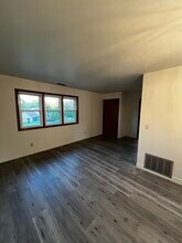425 King Olav Ln, Unit #1 in Iola, WI - Foto de edificio - Building Photo