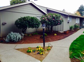 North Park Apartments in Salem, OR - Foto de edificio - Building Photo