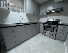 32 Golden Springs Dr in Brampton, ON - Building Photo - Building Photo