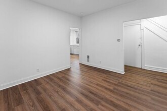 296 Pearsall Ave in Jersey City, NJ - Building Photo - Building Photo