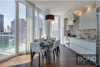 222 E 44th St in New York, NY - Building Photo - Building Photo