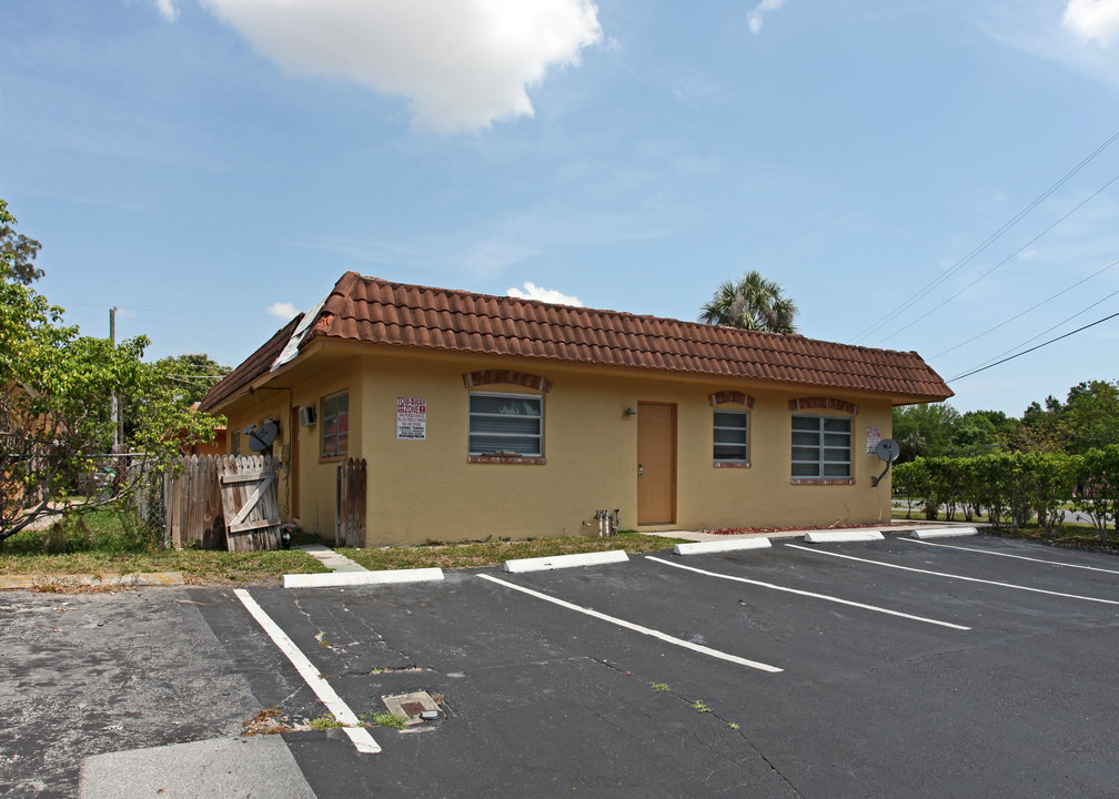 229 SW Avondale Dr in Pompano Beach, FL - Building Photo