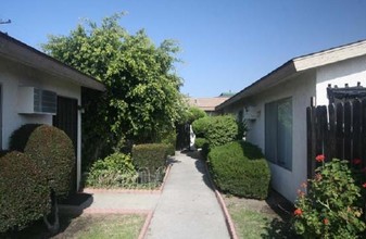 La Ventura Apartments in Anaheim, CA - Building Photo - Building Photo