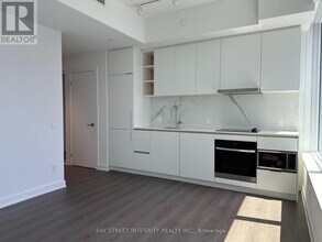 8-5118 Wellesley St W in Toronto, ON - Building Photo - Building Photo