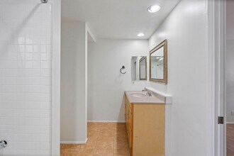 217 E 20th St in Costa Mesa, CA - Building Photo - Building Photo