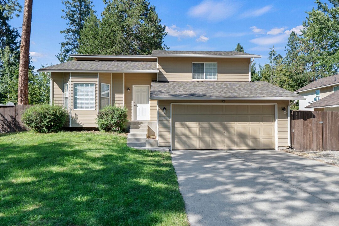 5303 E Woodland Dr in Post Falls, ID - Building Photo