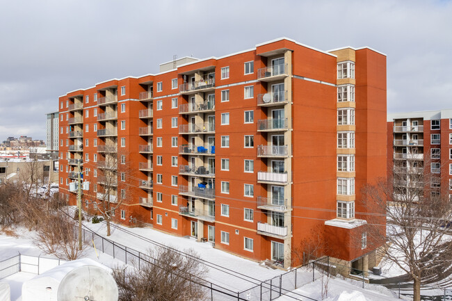 Manoir des Châteaux/Manoir Marc-Perron in Laval, QC - Building Photo - Building Photo