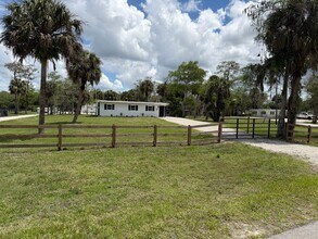 1818 Richards St in Naples, FL - Foto de edificio - Building Photo