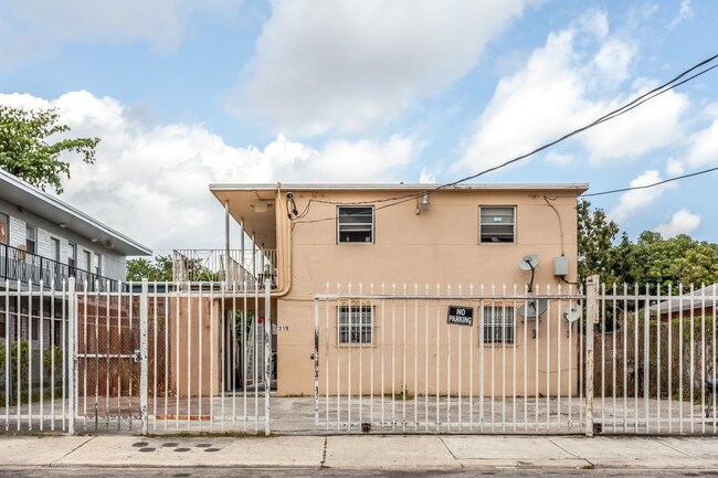 219 NW 16th St in Miami, FL - Building Photo - Building Photo