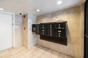 Midvale Ashton Plaza in Los Angeles, CA - Building Photo