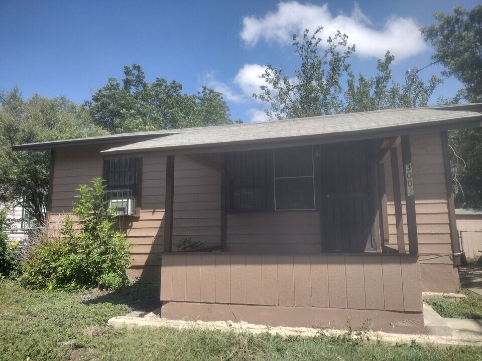 3003 Venus St in San Antonio, TX - Building Photo