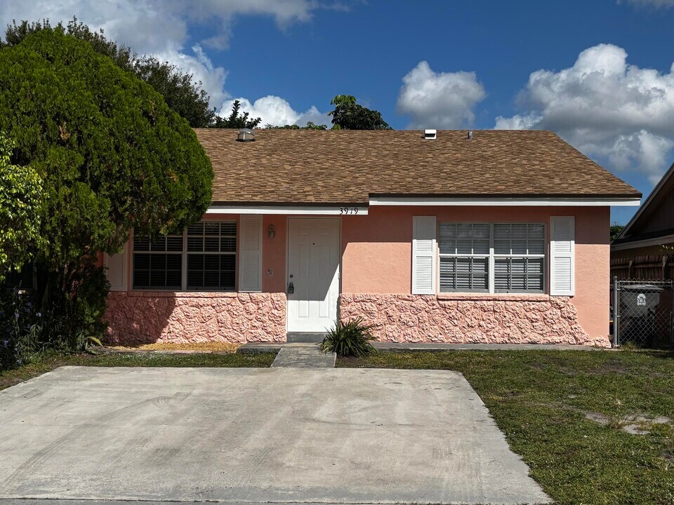 3919 Wilshire St in West Palm Beach, FL - Foto de edificio