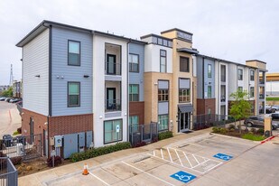 Palladium Dallas Stemmons in Dallas, TX - Building Photo