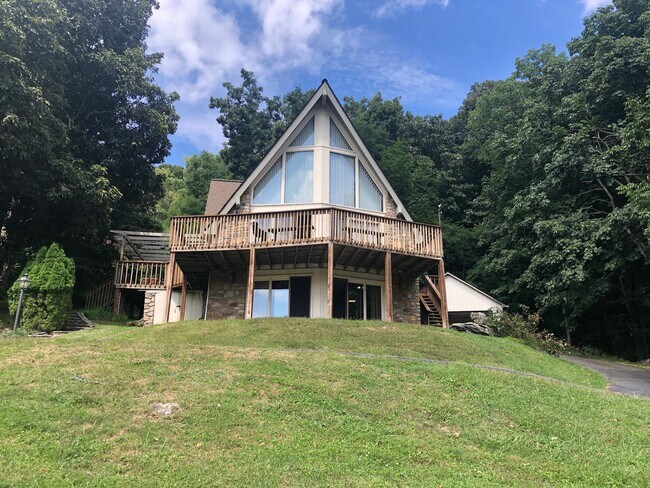 1438 Skyland Dr in Seven Devils, NC - Building Photo - Building Photo