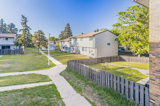 Rundle Heights II in Edmonton, AB - Building Photo - Building Photo