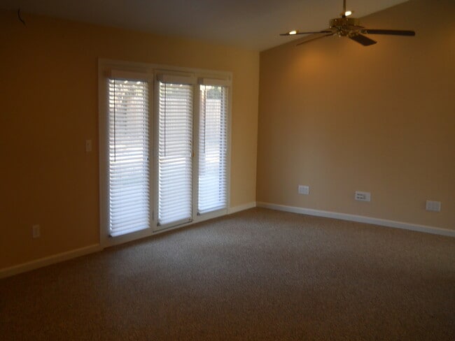 2043 Candlewood Ln in Hanford, CA - Building Photo - Building Photo