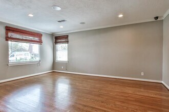 4614 Maple St in Bellaire, TX - Building Photo - Building Photo