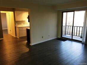 256 E Thirteen Mile Rd in Madison Heights, MI - Building Photo - Building Photo