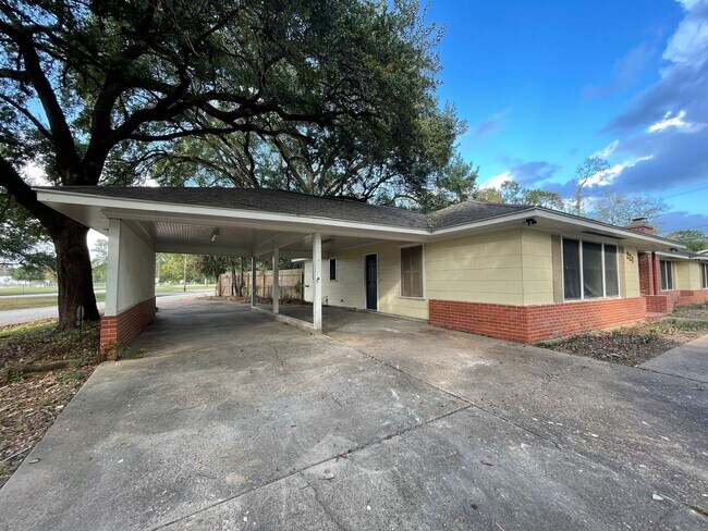220 W Ave P in Silsbee, TX - Building Photo - Building Photo