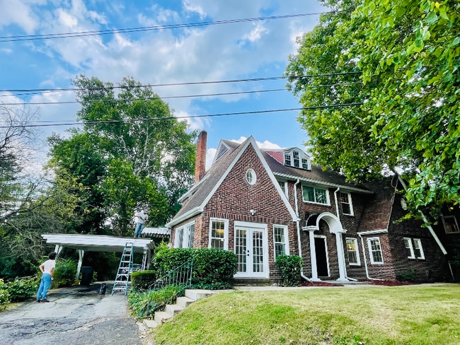 2421 Airport Dr in Columbus, OH - Building Photo - Building Photo