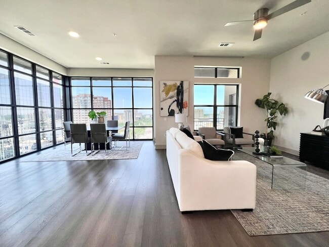 3330 Oak Grove Ave, Unit 1302 in Dallas, TX - Building Photo - Building Photo