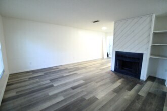 5736 NW 25th Terrace in Gainesville, FL - Building Photo - Building Photo