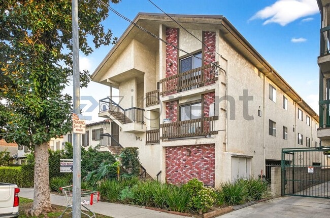 1004 E Garfield Ave in Glendale, CA - Building Photo - Building Photo