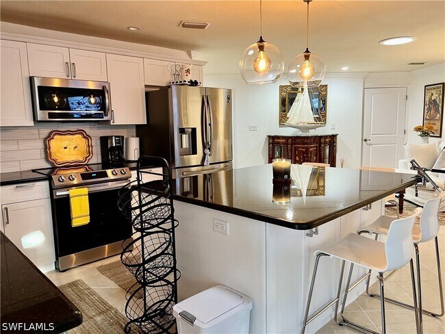 283 Cypress Way W in Naples, FL - Building Photo - Building Photo