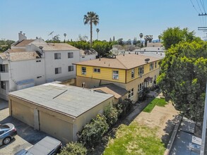 6940 Woodley Ave in Van Nuys, CA - Building Photo - Building Photo