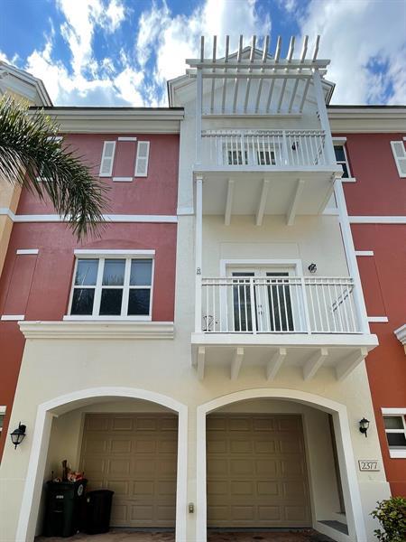 2377 Vintage Dr in Lighthouse Point, FL - Foto de edificio