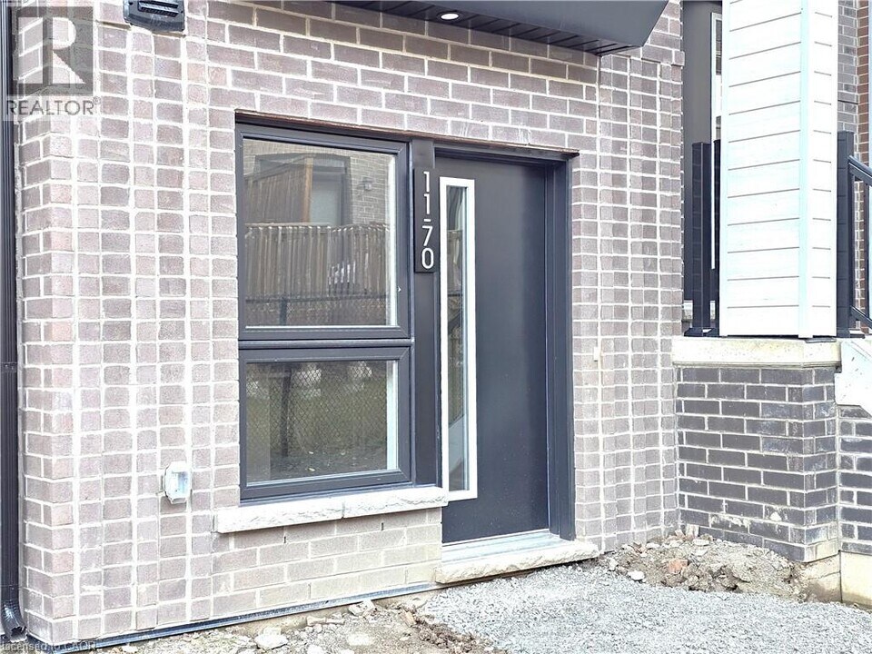 70 Kenesky Dr in Waterdown, ON - Building Photo