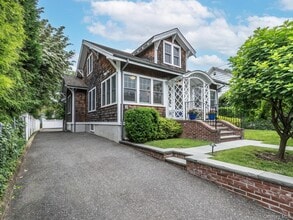 29 Birch St in Locust Valley, NY - Building Photo - Building Photo