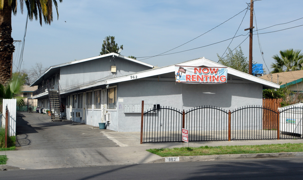 962 N Mountain View Ave in San Bernardino, CA - Building Photo