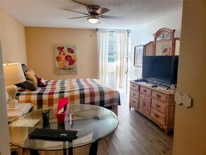 3101 N Country Club Dr in Aventura, FL - Building Photo - Building Photo