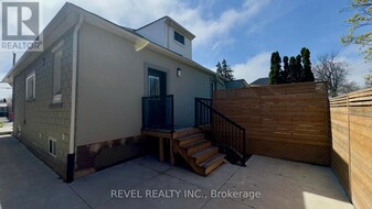 520 Cochrane Rd in Hamilton, ON - Building Photo