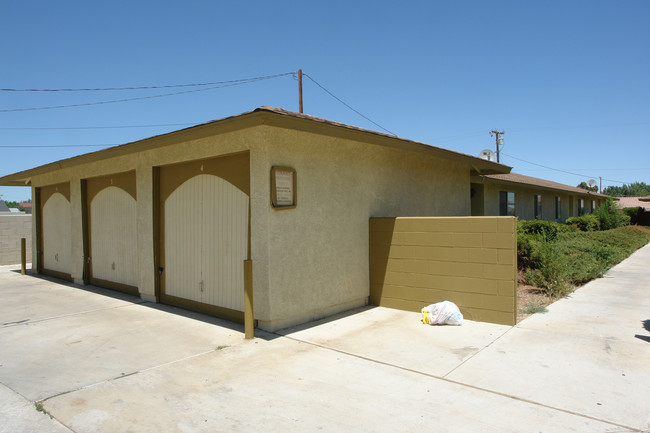 15564 Bear Valley Rd in Victorville, CA - Building Photo - Building Photo