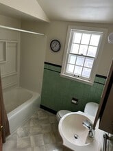 517 Blue Earth St, Unit Side Door in Mankato, MN - Building Photo - Building Photo