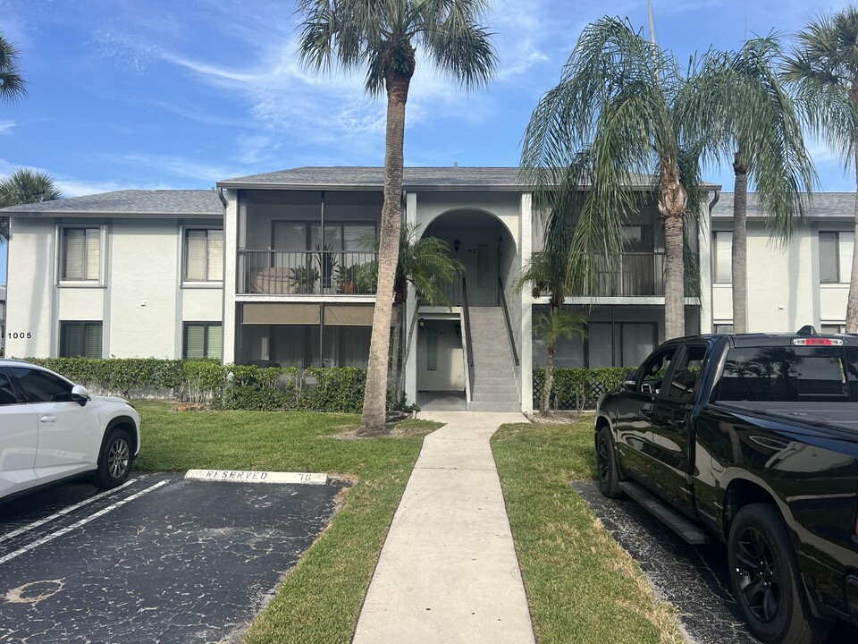1005 Green Pine Blvd in West Palm Beach, FL - Building Photo