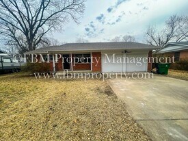 214 Pensacola Ave in Waxahachie, TX - Building Photo