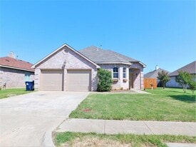 2917 Oakshire St in Denton, TX - Building Photo