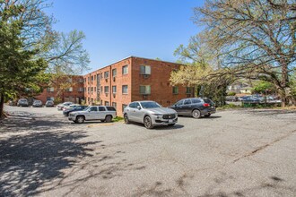 4465 MacArthur Blvd NW in Washington, DC - Building Photo - Building Photo