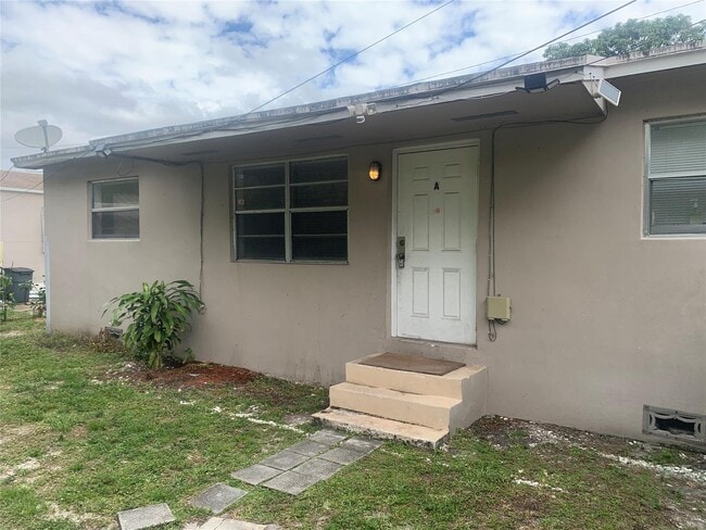 1916 Scott St, Unit A in Hollywood, FL - Foto de edificio - Building Photo