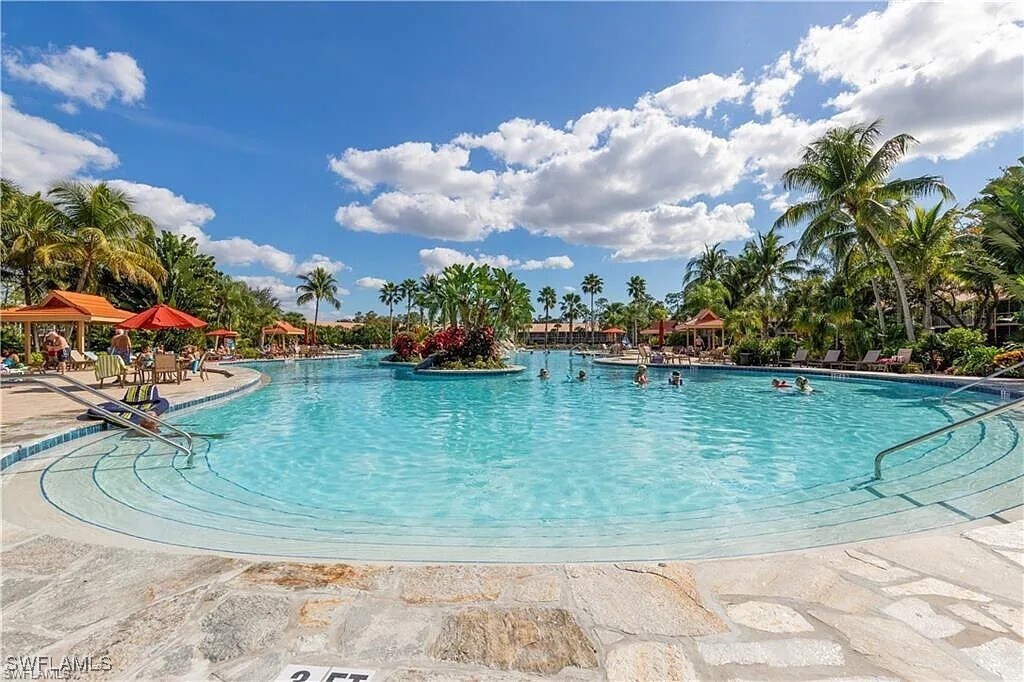 1715 Windy Pines Dr in Naples, FL - Building Photo