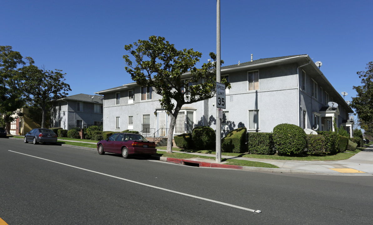 1695 E Wardlow Rd Apartments in Long Beach, CA - Building Photo